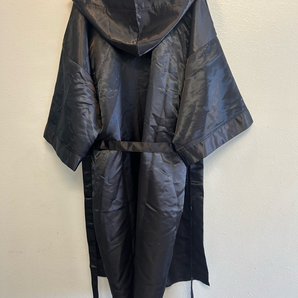 🥊 Black TITLE Boxing Robe 🥊 - Picture 7 of 7